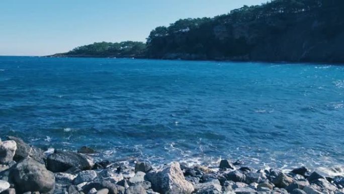 海滩海石和小山。海滩蓝海景观