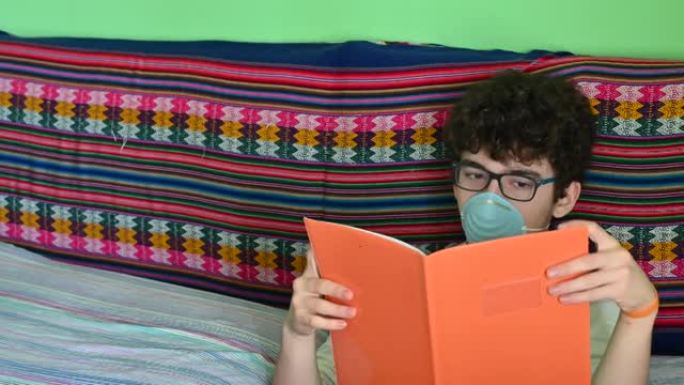 一个卧床不起的高加索男孩戴着蓝色防护面具。