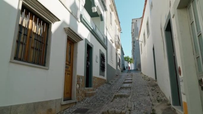 南部城镇塔维拉的葡萄牙街道，有历史悠久的传统房屋。用稳定器射击。