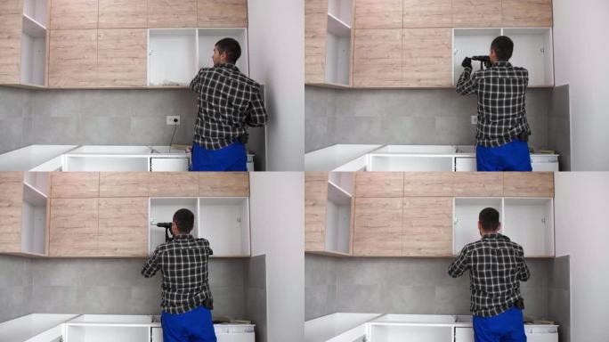 木匠把厨房架子的门