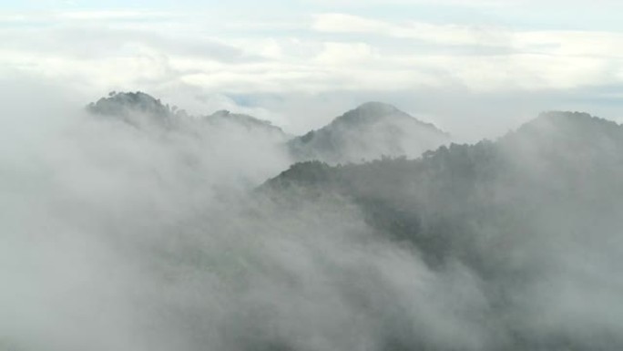 泰国宋卡府纳塔韦市宽隆山，晨间美景金光日出和薄雾在高山上流动