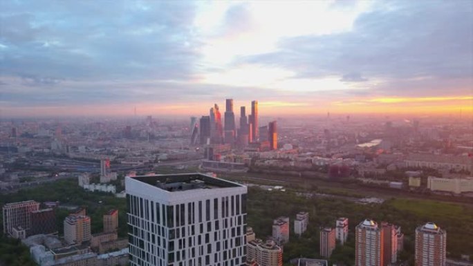 俄罗斯日落时间莫斯科市现代街区空中全景4k
