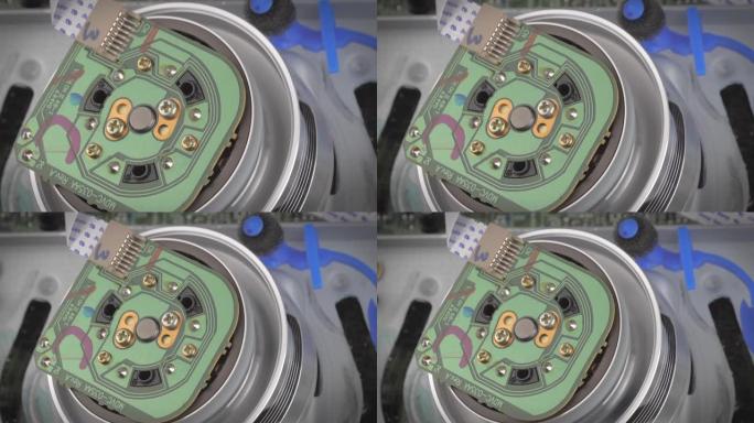 特写镜头显示部分在盒式磁带播放器内部移动。