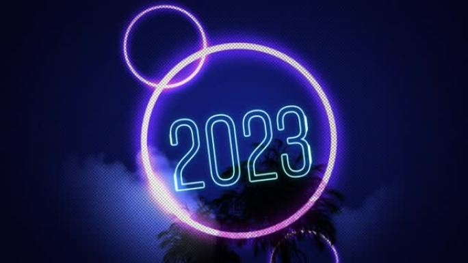 蓝色霓虹灯动画2023年文本，蓝色多云天空中黑色棕榈树上的粉色霓虹灯圆圈