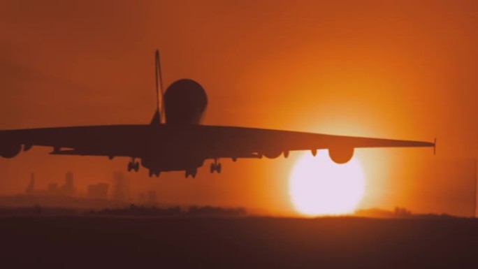 大型客机在日落时降落。4k镜头。
