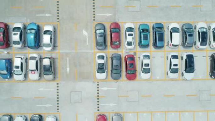 空中俯视图停车场有不同颜色的汽车。相机向右移动