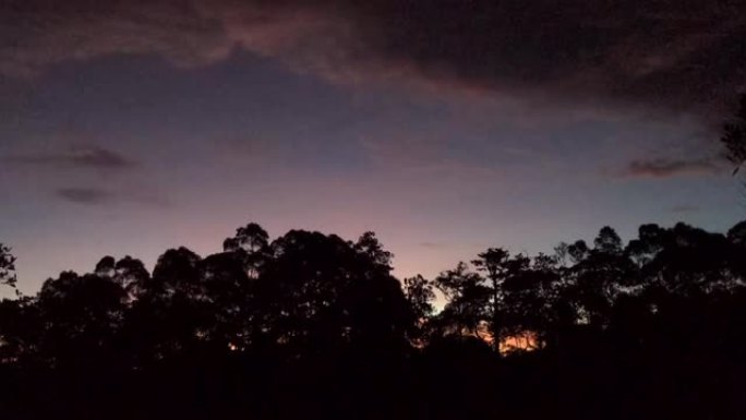 婆罗洲沙巴夏季早晨野生森林山脉上美丽的日出，自然时间流逝