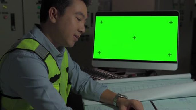 工程师在带有绿色模拟屏幕的个人计算机上工作