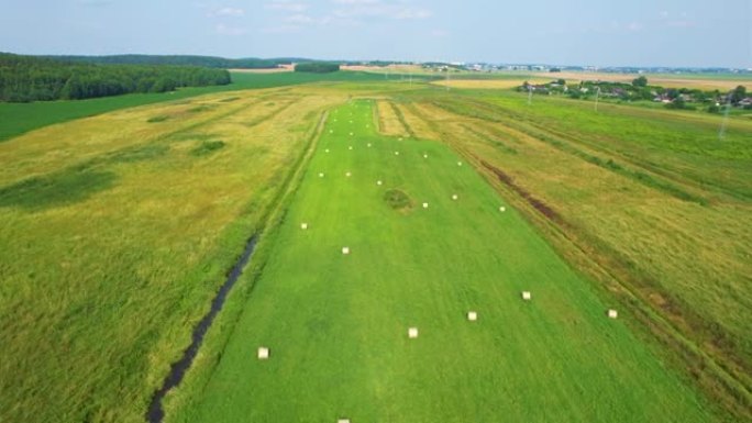 农业领域的干草包，arial view。干草堆和收获干草用于农业。秸秆压块中的生态燃料。