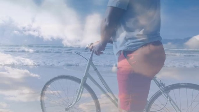 高级黑人在云层上的海滩上骑自行车行走的动画