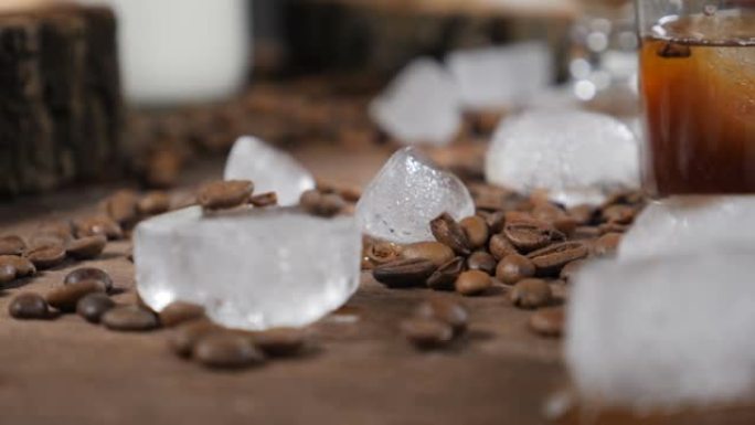 咖啡屋概念。木板上的冰块和咖啡豆。美食艺术。背景玻璃碗上美味的羊角面包。高清