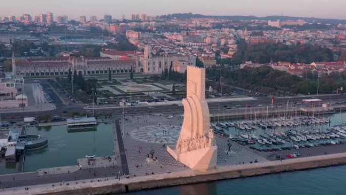 俯瞰葡萄牙发现纪念碑的美妙日落景观，帕德拉奥·多斯·德斯科布里门托。贝伦。背景中的杰罗尼莫斯城堡。