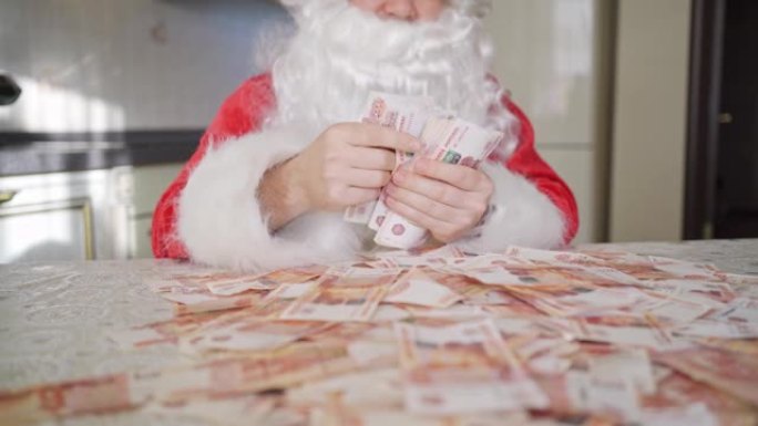 圣诞老人在厨房里慢慢算钱