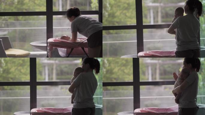 亚洲华裔母亲与她的男婴蹒跚学步的孩子在家里相处