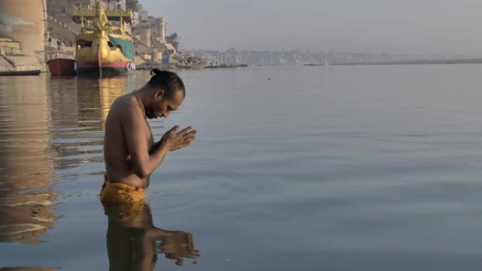 站在恒河岸上的水中的印度教牧师或潘迪特，