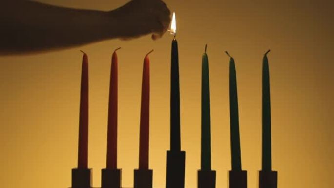 “团结” 蜡烛代表团结。基纳拉被点燃为宽扎节。