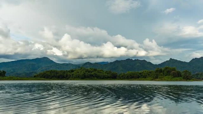 天空多云的湖泊和山脉的时间流逝