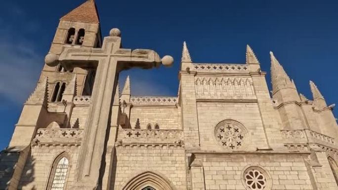 西班牙巴利亚多利德十二世纪哥特式圣玛丽亚拉安提瓜教堂的旧石制十字架和立面