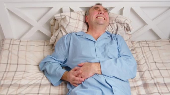 一位卧床的老人患有剧烈的疼痛。家庭疾病概念