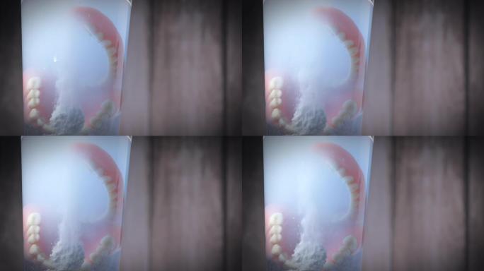 快速溶解在水中的假体牙齿清洁剂片剂的特写镜头。