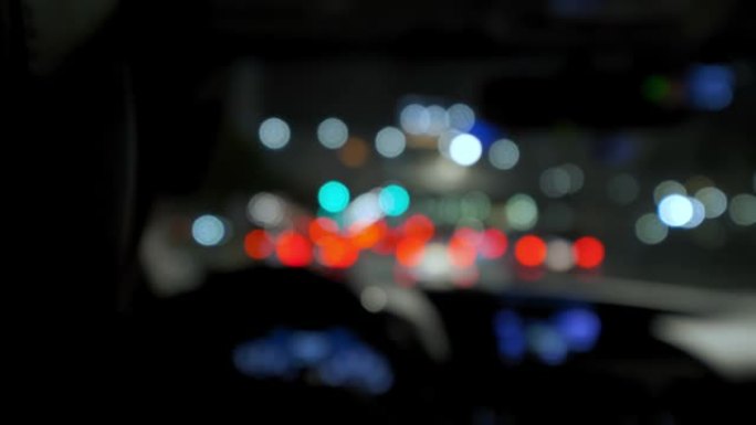 模糊的夜路和过往汽车的眩光。慢速镜头