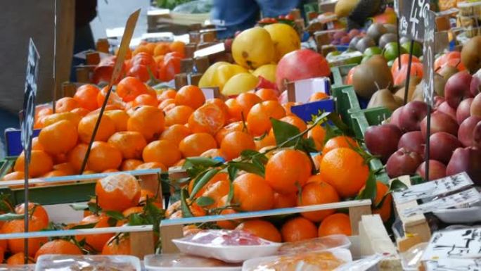 绿叶橘子。蔬菜和水果市场有各种各样的水果。健康素食。德语价格标签