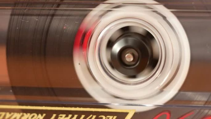 旧尘土飞扬的录音带的特写镜头正在倒带。播放器中的盒式磁带播放和旋转。用于录制音频的复古盒式磁带。选择
