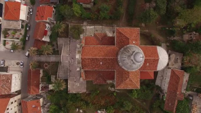 Prcanj镇圣母教堂屋顶的鸟瞰图。黑山
