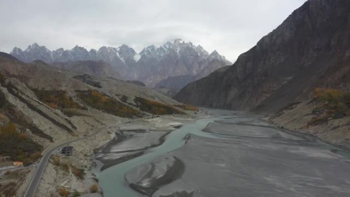 喜马拉雅山秋季河流的风景鸟瞰图