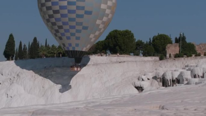 土耳其棉花堡白色露台上的热气球
