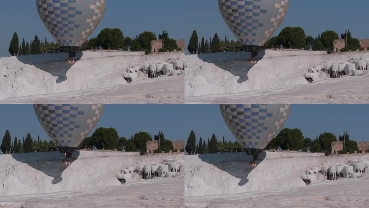 土耳其棉花堡白色露台上的热气球