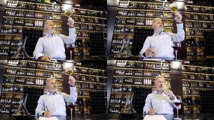 一位老人，大胡子，白发，衣着考究的侍酒师，男性酿酒师，品尝香气并检查倒入透明玻璃杯中的葡萄酒的质量。