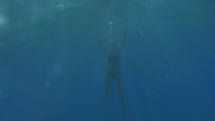 水下射击溺水的女人在海中盘旋，穿透光线
