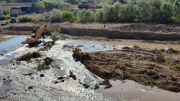 Benevento -用挖掘机清理卡洛雷河的河床