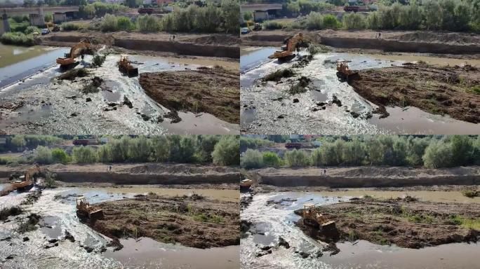 Benevento -用挖掘机清理卡洛雷河的河床