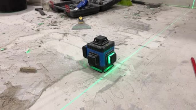激光水平仪将绿线投射到水泥地板上