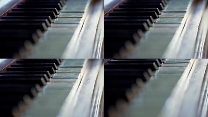 旧钢琴。老式弦乐器