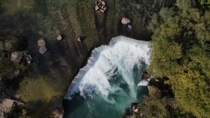 瀑布上快速上升的无人机图像