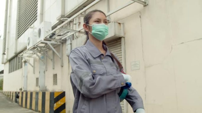 亚洲女电工检查安全点检查数字平板电脑作为公寓的日常工作