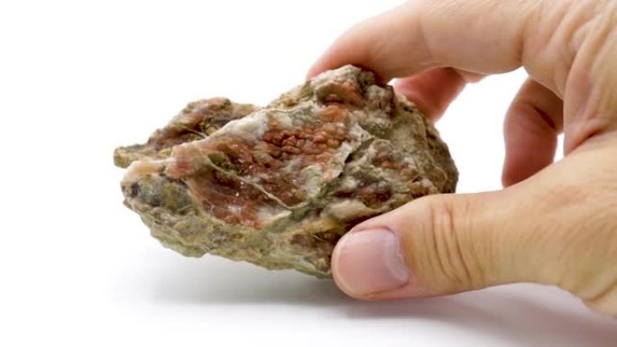 粉红色石膏矿物的沉积起源，是由硫酸钙组成的，发现于特鲁埃尔省