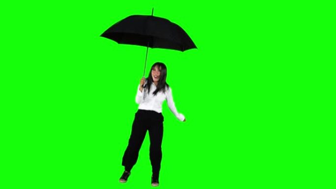 女商人在带伞的工作室里跳舞