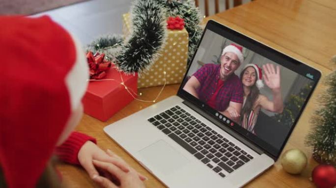 快乐的白人妇女在圣诞节与朋友进行视频通话