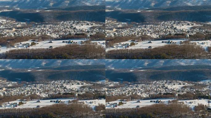 宾夕法尼亚州阿巴拉契亚山脉利哈伊谷的美国小镇利海顿的遥远风景鸟瞰图，冬季暴风雨和降雪后被积雪覆盖。