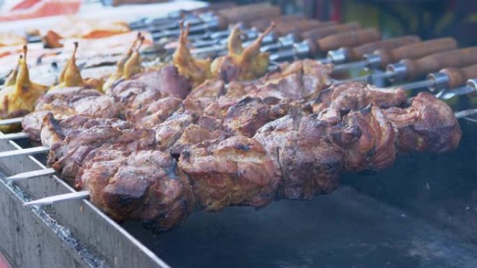 多汁的开胃猪肉和鸡肉串在烤架上烟熏炸。特写