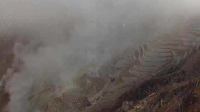 日本火山山谷被硫磺烟雾覆盖的鸡蛋生产工厂。