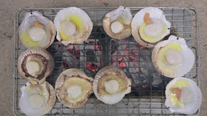 4K，黄油扇贝在高热的木炭烤架上烤，等待煮熟后才能食用。