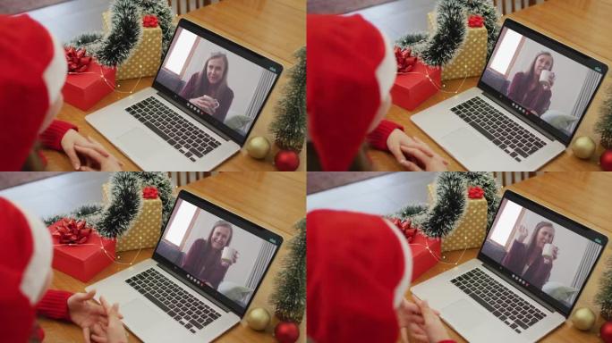 快乐的白人妇女在圣诞节与资深母亲进行视频通话
