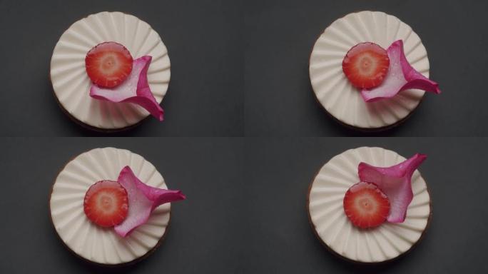 美味甜美的圆形甜点，配白色奶油、草莓和玫瑰花瓣