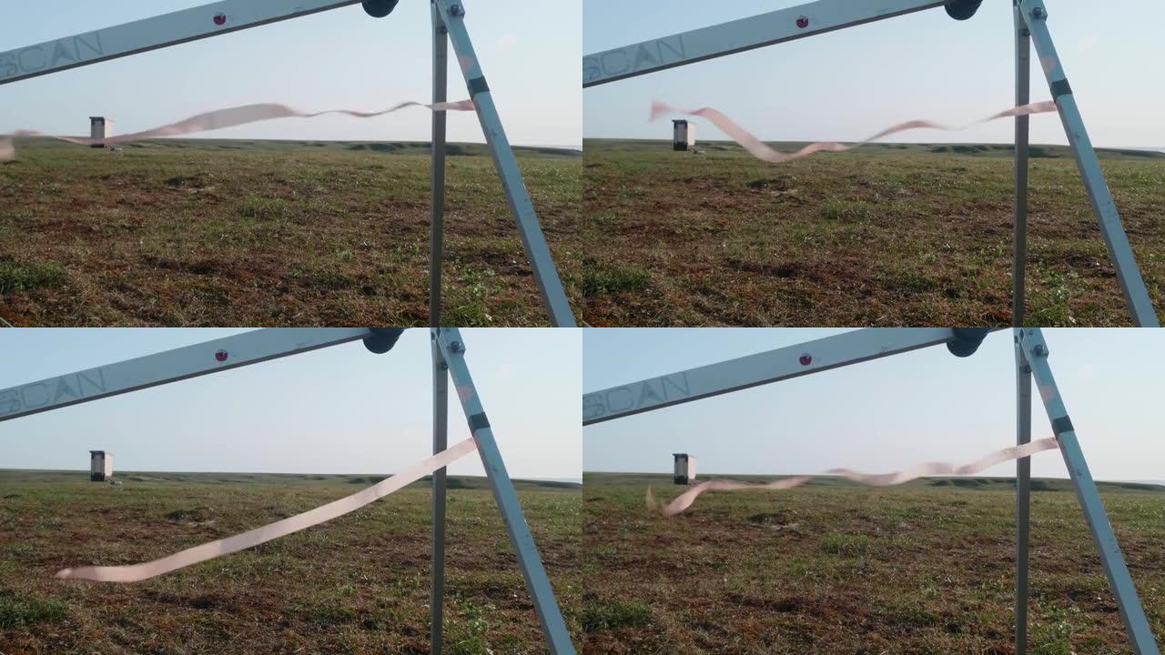 一条丝带作为无人机弹射器风向的指针。在苔原中间。