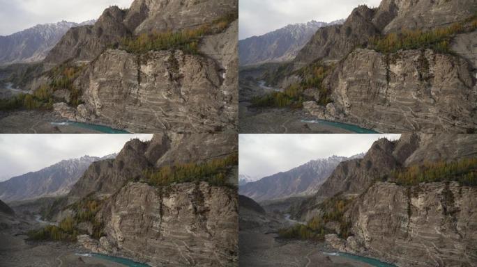 秋季喜马拉雅山脉的河峡谷